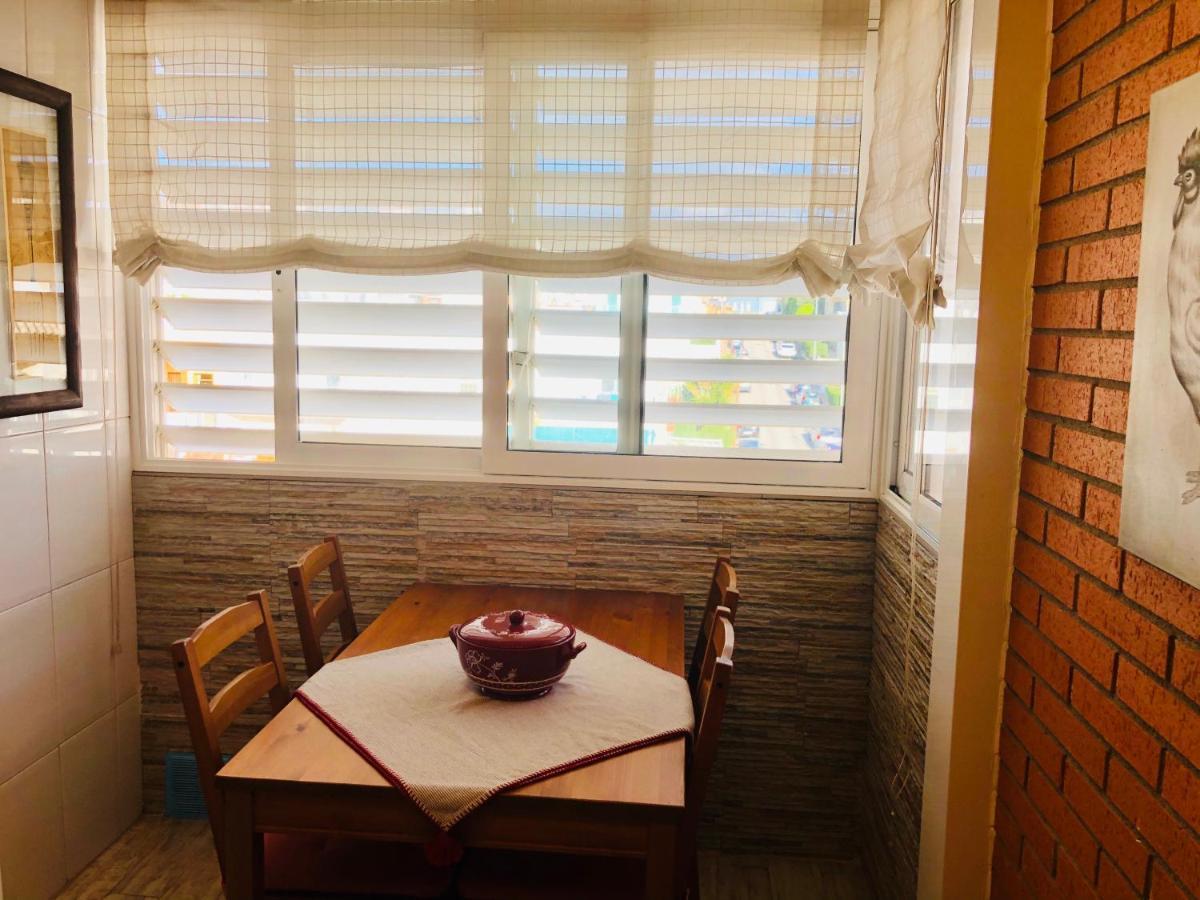 Con Terraza Y Piscina En *